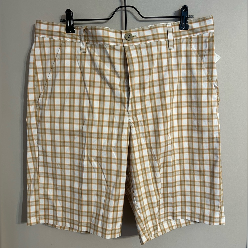 NWT Izod men’s size 36 plaid golf shorts, straight fit. Sun control fabric.